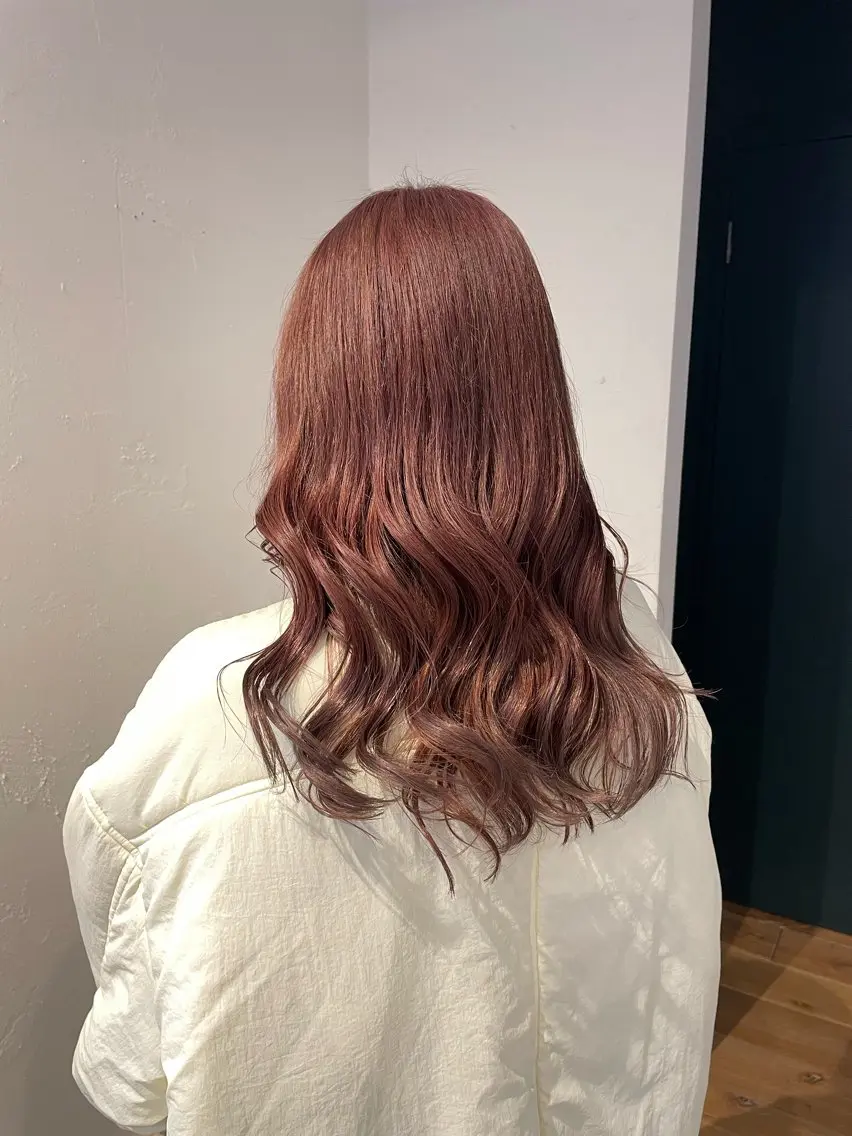 ロング カラー mina / 透明感ベージュカラーのヘアスタイル