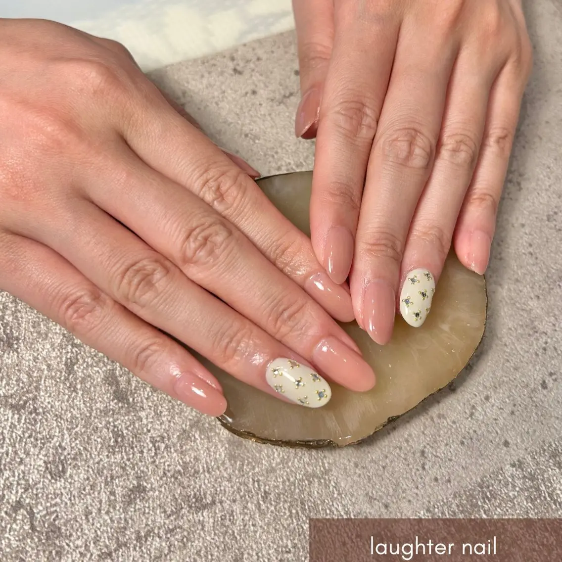 ネイル アートネイル ジェルネイル ピンク シンプルネイル ホワイト ハンドネイル laughter nailのネイルデザイン