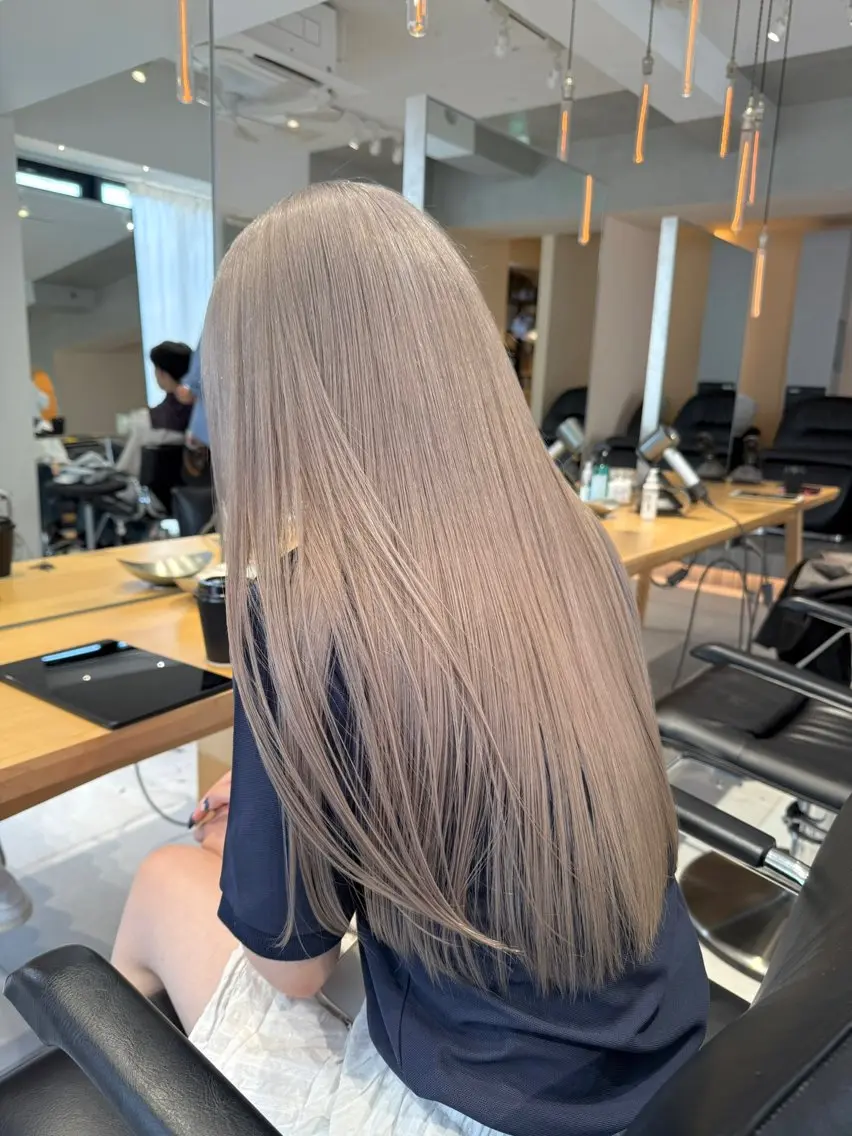 ロング ヘアカラー 淡いハイトーンカラー レイヤーカットゆうかのヘアスタイル