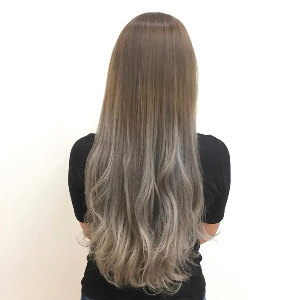ロング カラー ベージュカラー ブリーチ グラデーションカラー シルバー s reenaのヘアスタイル