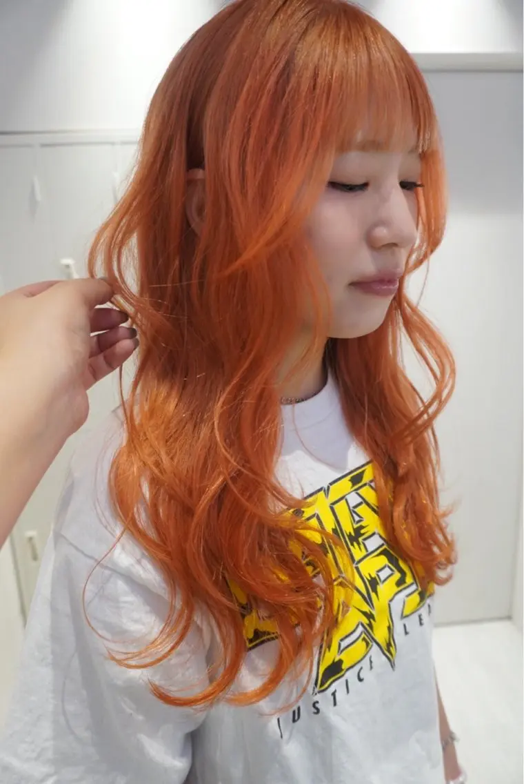 ロング カラー ブリーチ オレンジ ヘアカラー トリートメント Ami/艶カラー/ レイヤー/ハイトーンのヘアスタイル