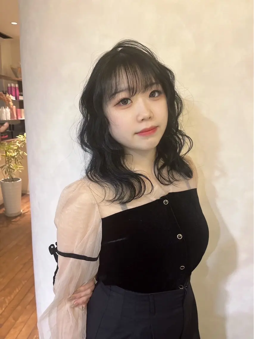 ミディアム カラー 黒髪 ブルーカラー ブルーブラック 透明感カラー 栗本 栞のヘアスタイル