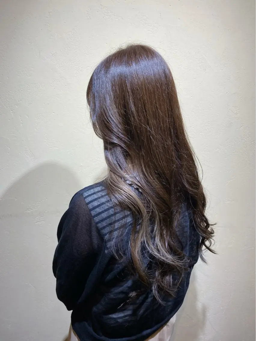 ロング カラー アッシュ アッシュグレー アッシュグレージュ ブリーチ イヤリングカラー ヘアカラー トリートメント saya (サヤ)のヘアスタイル