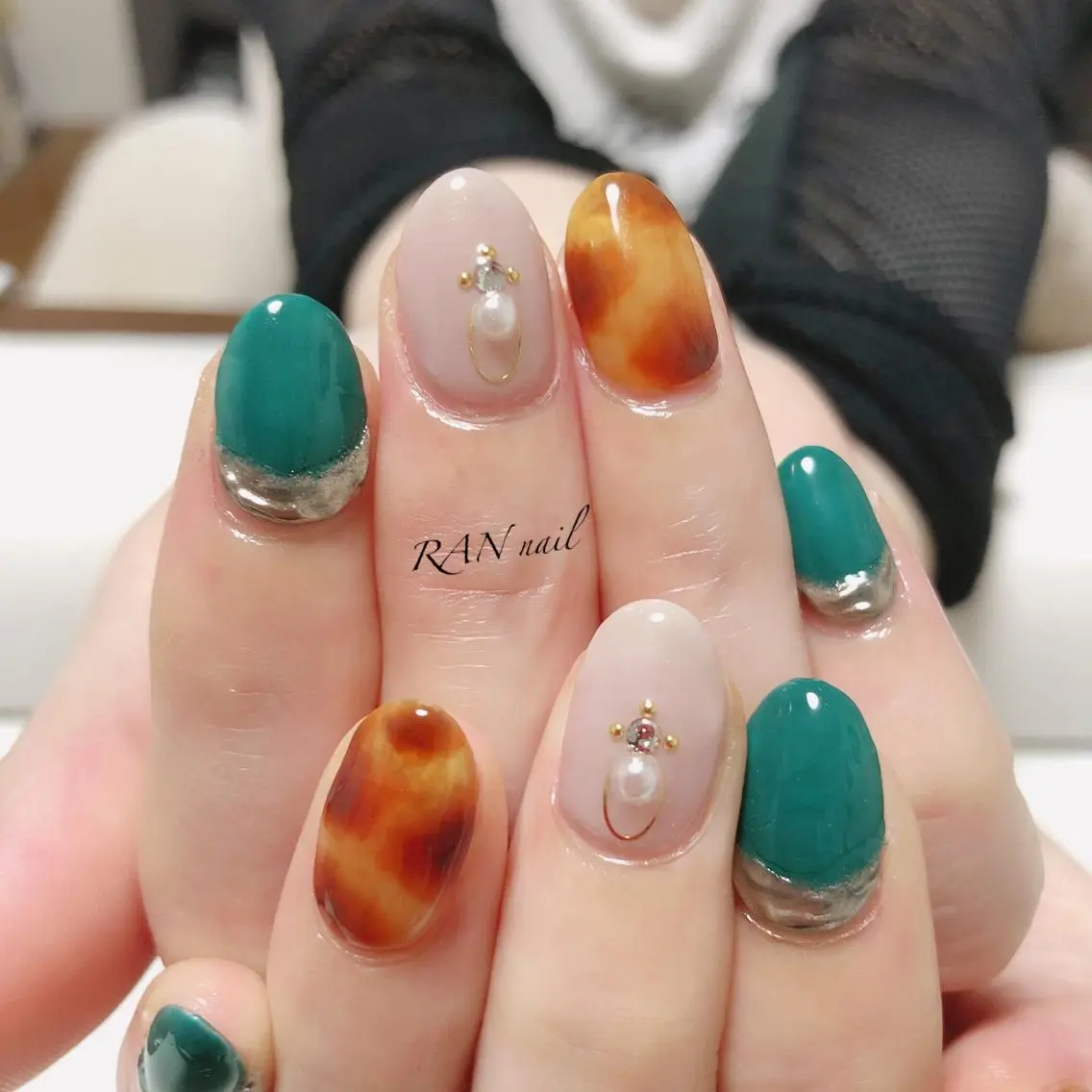 ネイル べっ甲ネイル グリーン ミラーネイル ハンドネイル フットネイル RAN nailのネイルデザイン