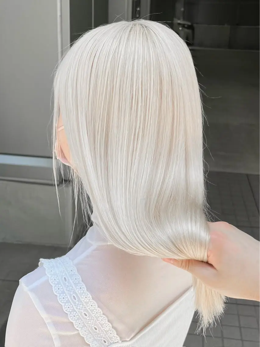 セミロング カラー イツク ⚡️ ルーツ/ハイトーンのヘアスタイル