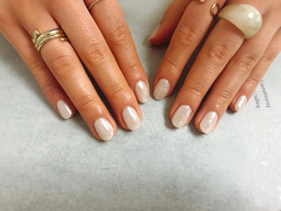 ネイル オーロラネイル ワンカラーネイル ホワイト ハンドネイル mogunail &blowのネイルデザイン