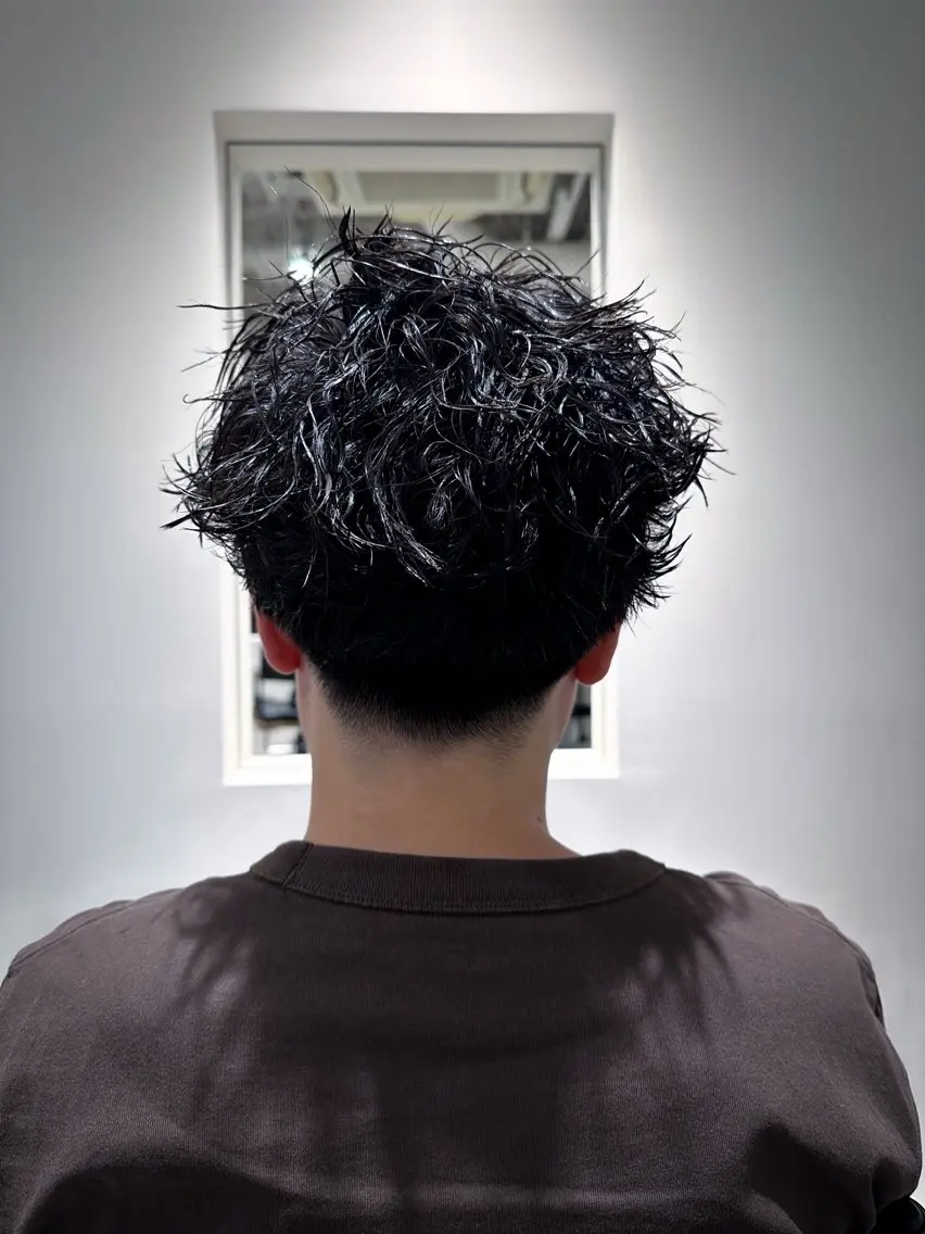 ショート パーマ メンズ フェードカット メンズパーマ メンズツイストパーマ ツイストパーマ 松岡 陸弥のヘアスタイル