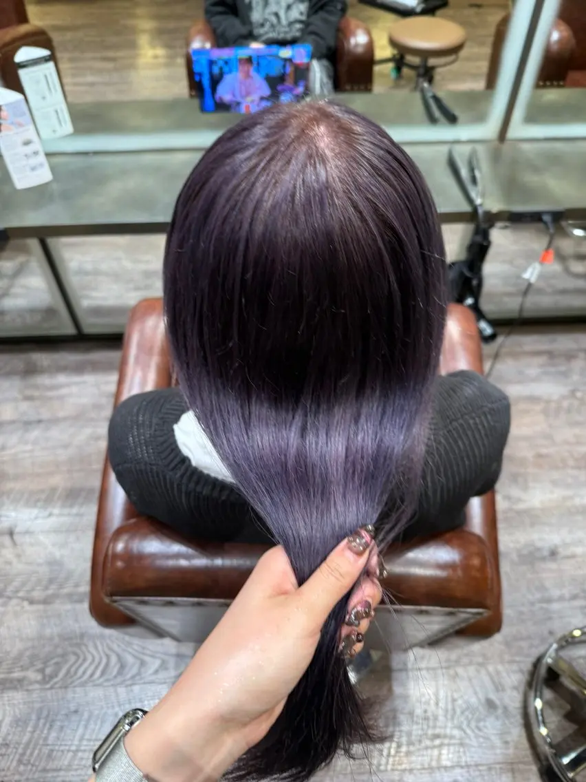 ロング カラー ブリーチ ブルーカラー ラベンダーカラー カットパーマ3000 円/水曜日モデルのヘアスタイル