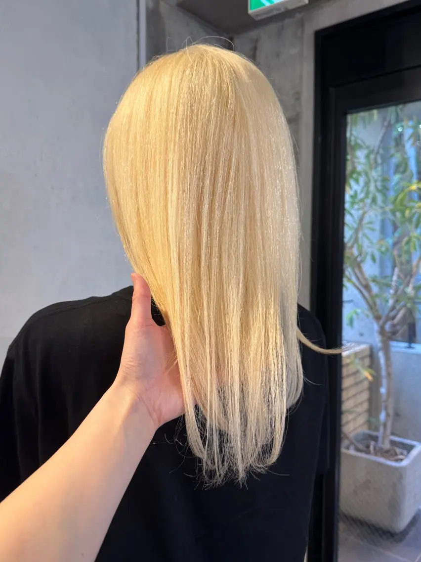 ミディアム ブリーチカラー/ブロ ンドレイヤーカットのヘアスタイル