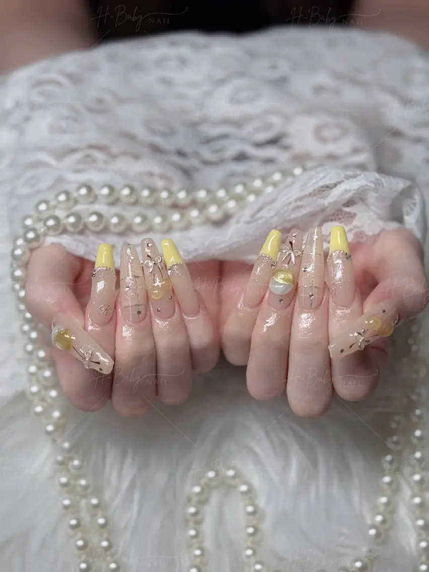 ネイル オーロラネイル フレンチネイル ジェルネイル ハロウィン キラキラネイル ハンドネイル H.baby Nail Salonのネイルデザイン