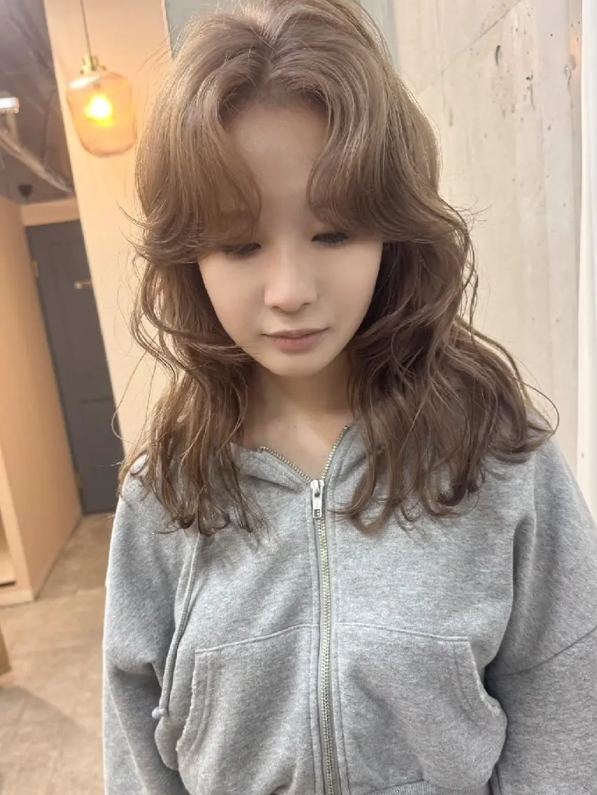 ミディアム カラー ブリーチ ダブルカラー グレージュ インナーカラー ブリーチなしカラー ヘアカラー mood 髪質改善 ダブルカラーのヘアスタイル