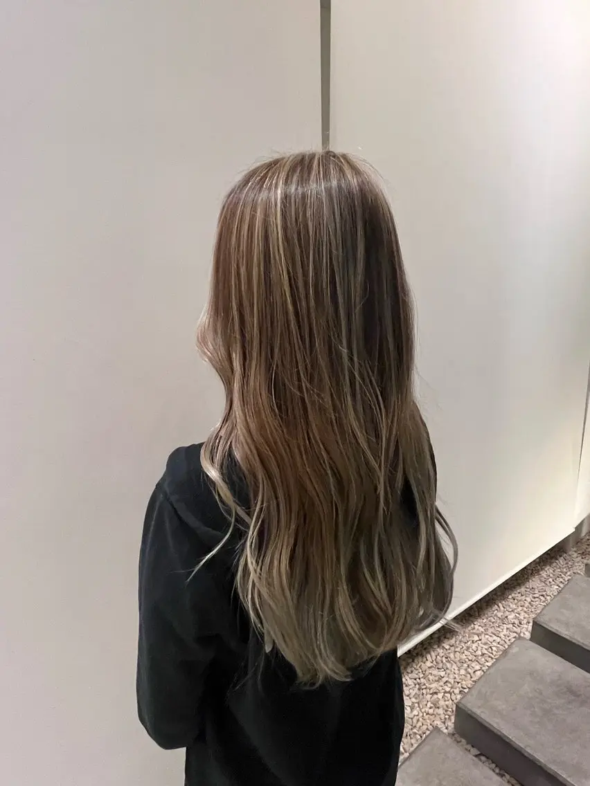 ロング ハイライト あいこ .のヘアスタイル