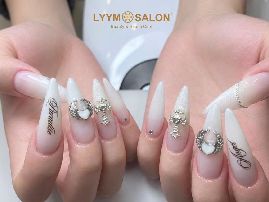 ネイル ロングネイル シルバー ホワイト ハンドネイル LYYM Salonのネイルデザイン