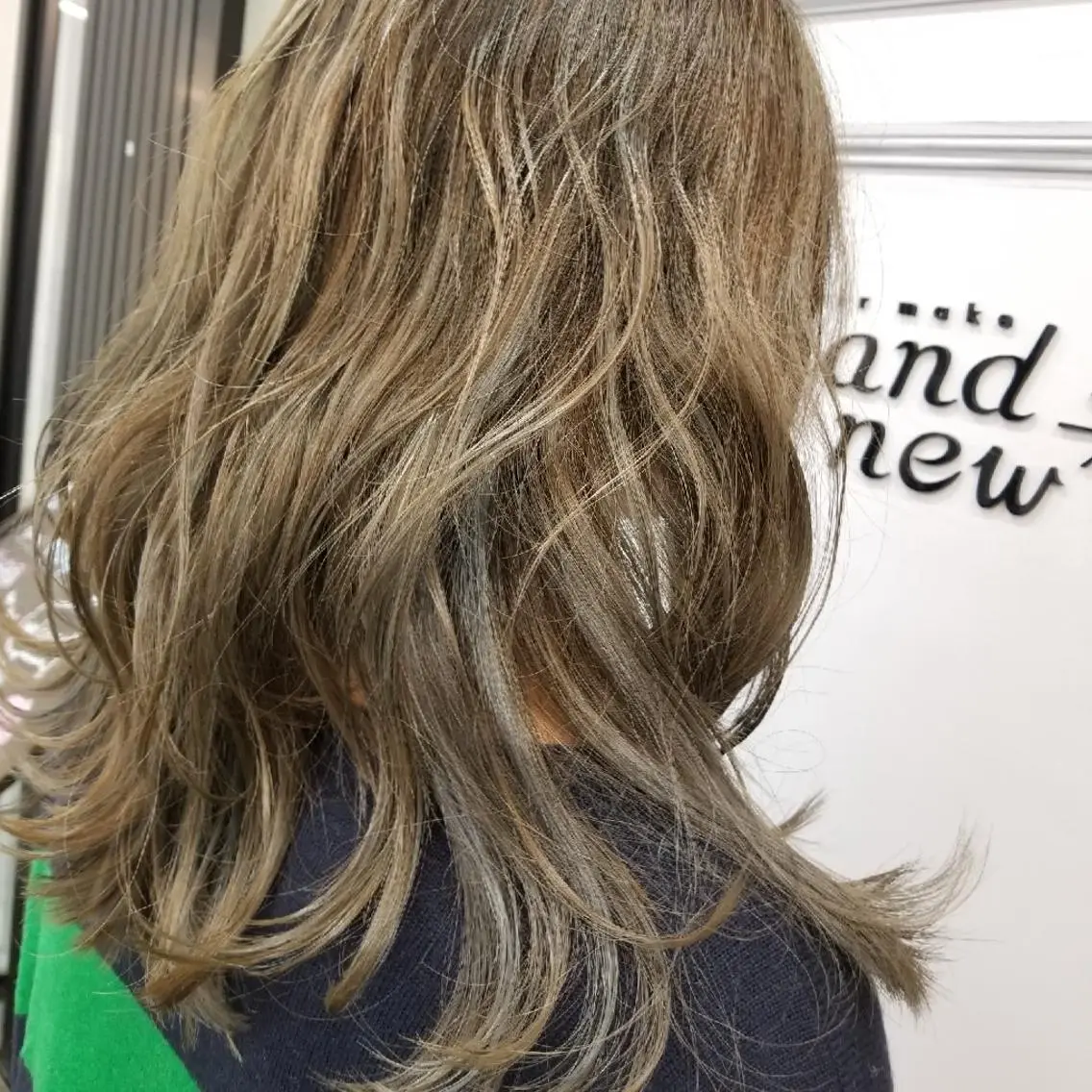 セミロング カラー グレージュ ハイライトカラー ハイライト カット ヘアカラー トリートメント SAKURA (サクラ)のヘアスタイル