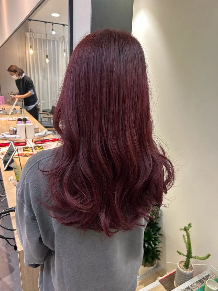 ロング カラー ブリーチ ボルドーカラー レッドカラー カット ヘアカラー トリートメント hubhair レイヤー/透明感のヘアスタイル