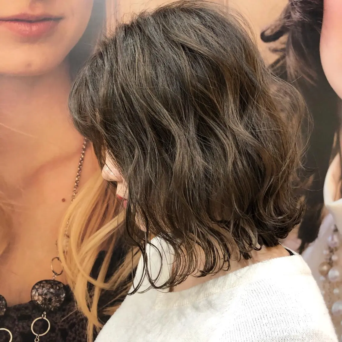 ミディアム カラー グレージュ 丸みショートボブ タッセルボブ 吉野のヘアスタイル