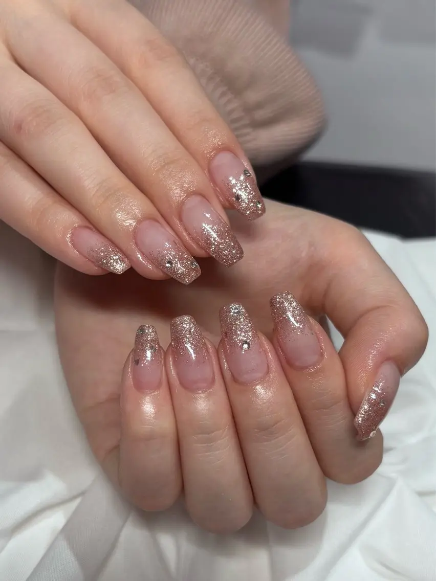 ネイル グラデーション キラキラネイル ラメ(グリッター) ラメグラデーション ピンク ハンドネイル フットネイル nailist mayu 💅🏻のネイルデザイン