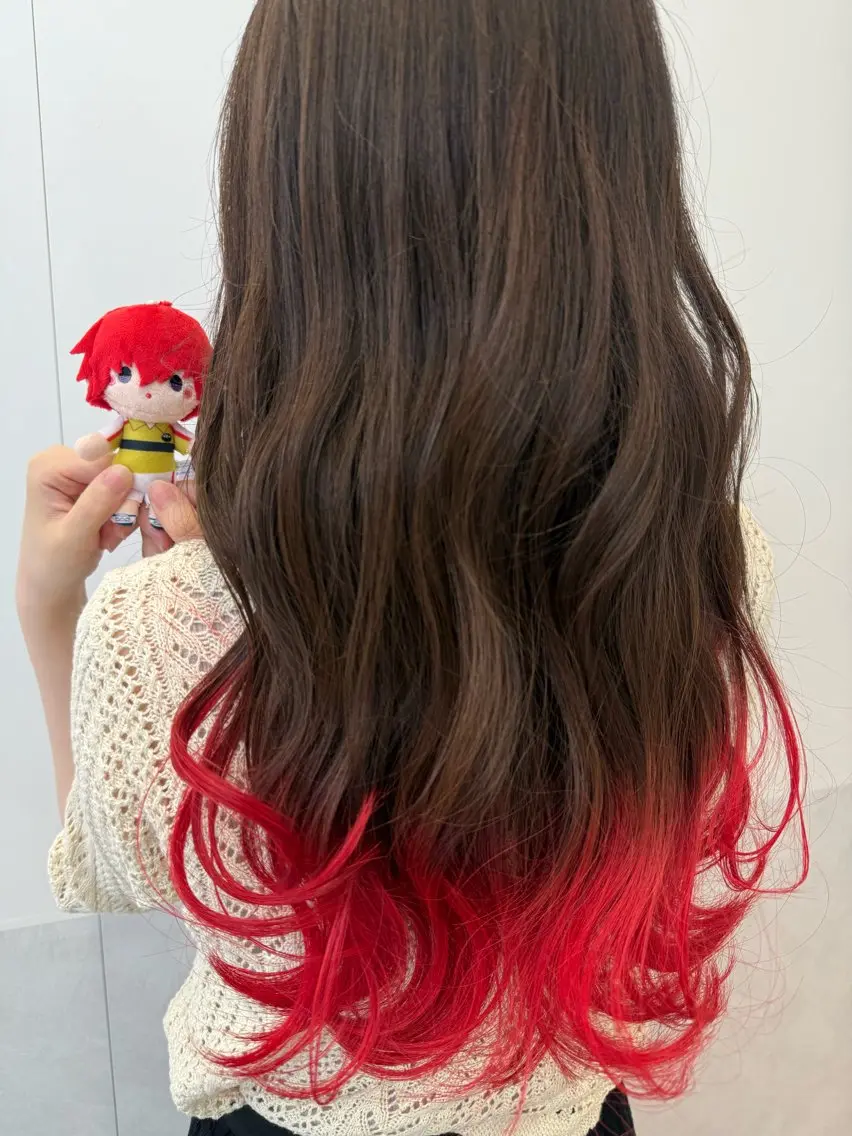 ミディアム ヘアカラー インナーカラー 推し ブリーチ 髪質改善のヘアスタイル