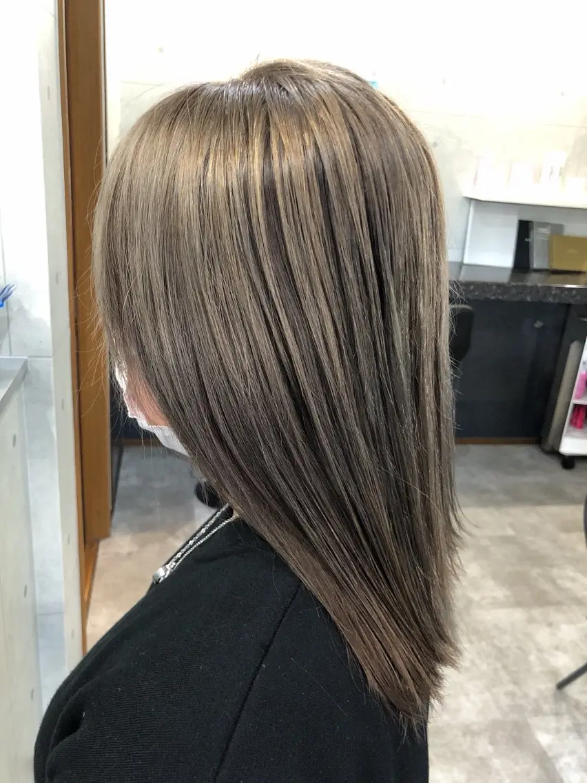 ミディアム ショートボブ ボブ ハイライト 髪質改善 レイヤーカット カット ヘアカラー REVE 美容室のヘアスタイル