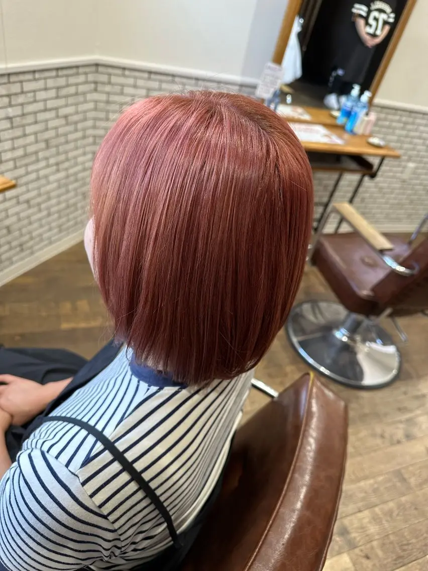 ショート ヘアカラー 半田 知穂のヘアスタイル