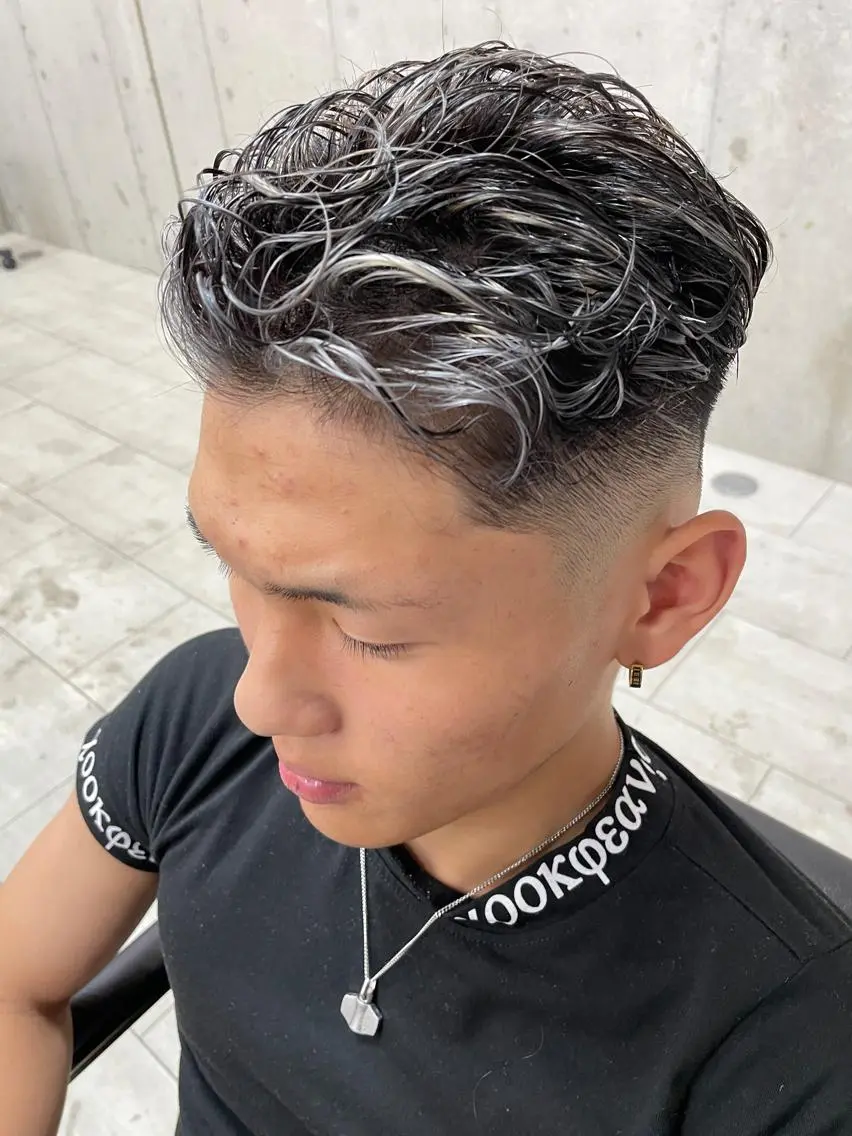男前フェード✂️+【SNSで話題メッシュ】🔥+パーマ🦱+3stepトリートメントの写真