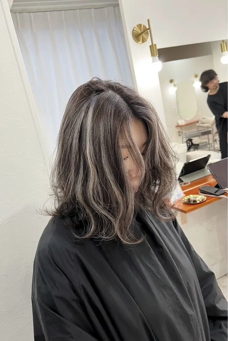 ミディアム カラー ダークグレー ダークグレージュ グレージュ ハイライトカラー ハイライト 指名数No.1 /NAOYAのヘアスタイル
