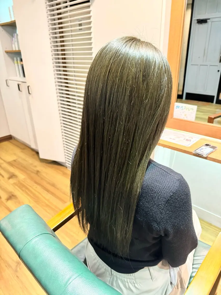 ロング カラー グレージュ オリーブグレージュ オリーブグレー ヘアカラー トリートメント ツキダテ ユイのヘアスタイル