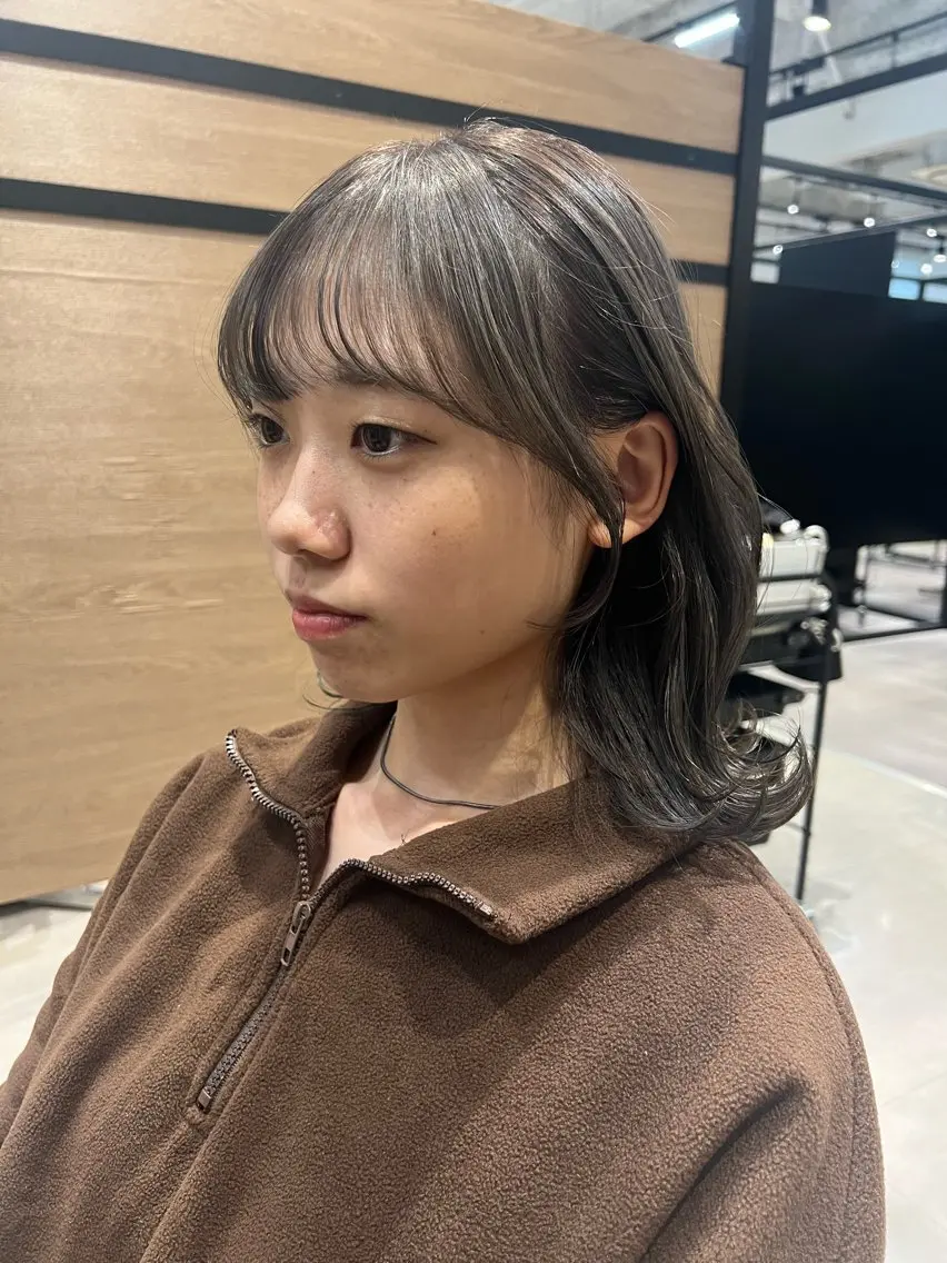 セミロング カラー ヘアアレンジ hiiko顔まわり カットのヘアスタイル