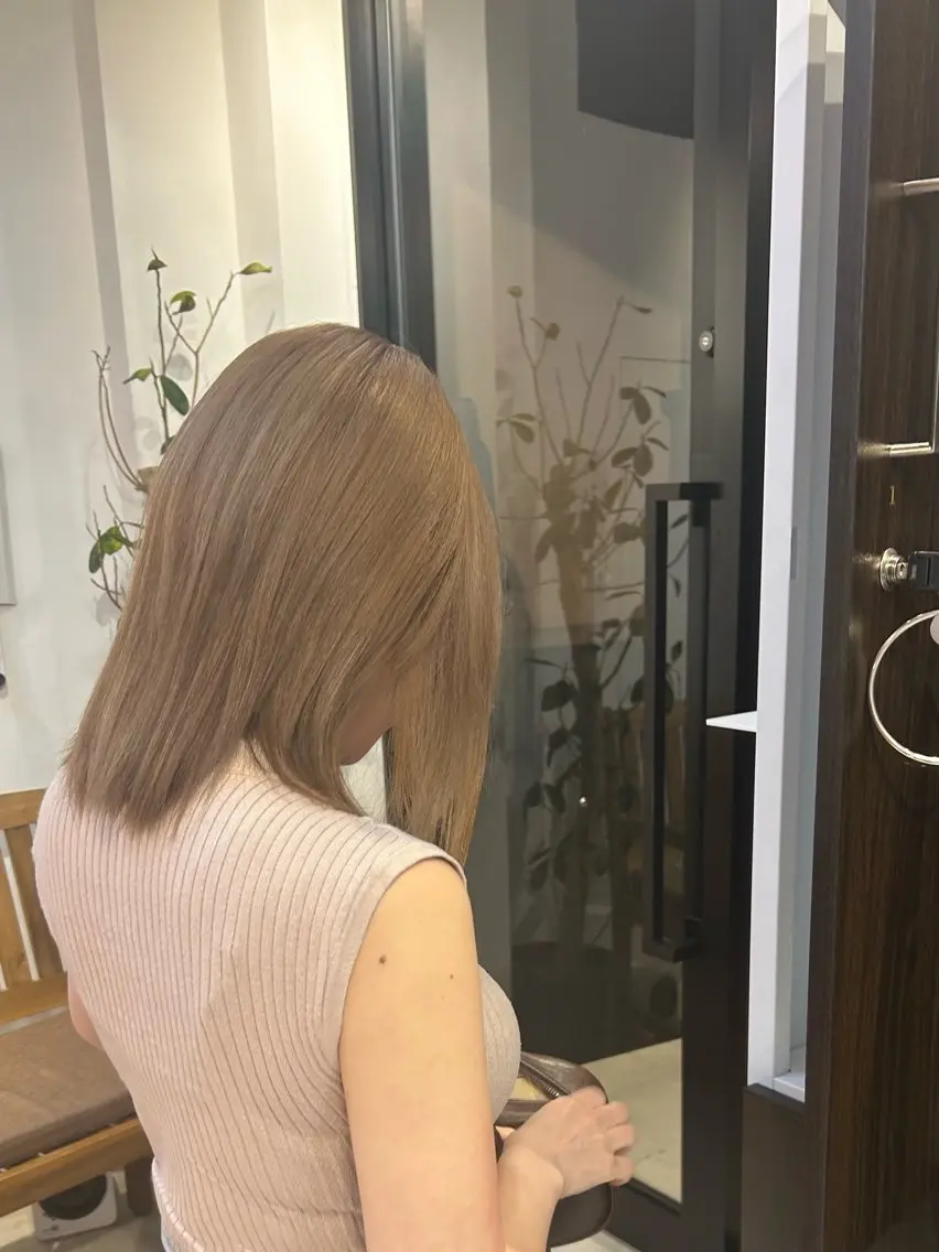 カラー ベージュカラー ブリーチ 透明感カラー ミルクティーベージュ ヘアカラー ユナ/暖色カラー🧡 /表参道のヘアスタイル