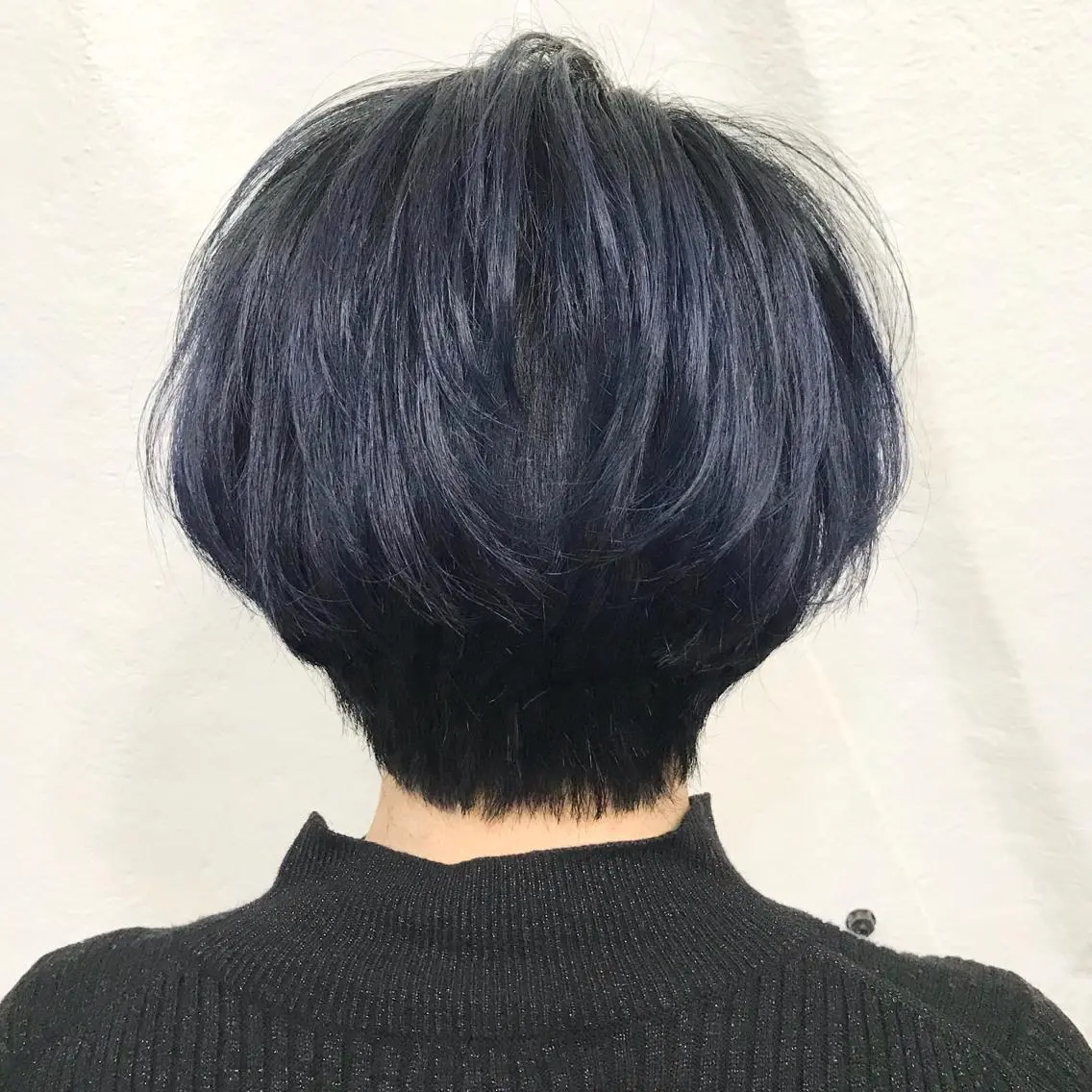 ショート カラー ブリーチ ブルーカラー ネイビーカラー ショートヘア K-POP好き美容師 🇰🇷Kai.Yのヘアスタイル