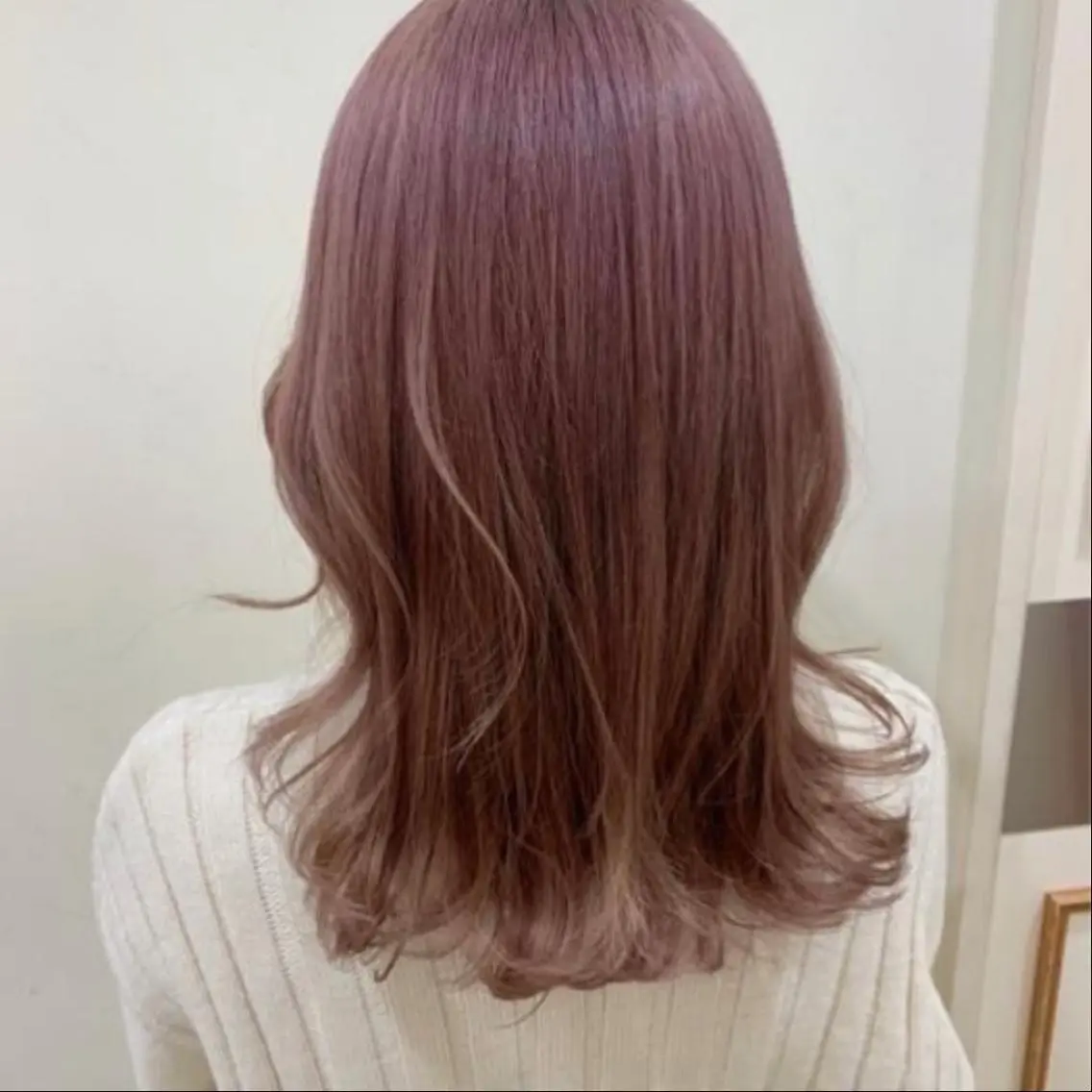 セミロング カラー ブリーチ ピンクカラー clan .のヘアスタイル