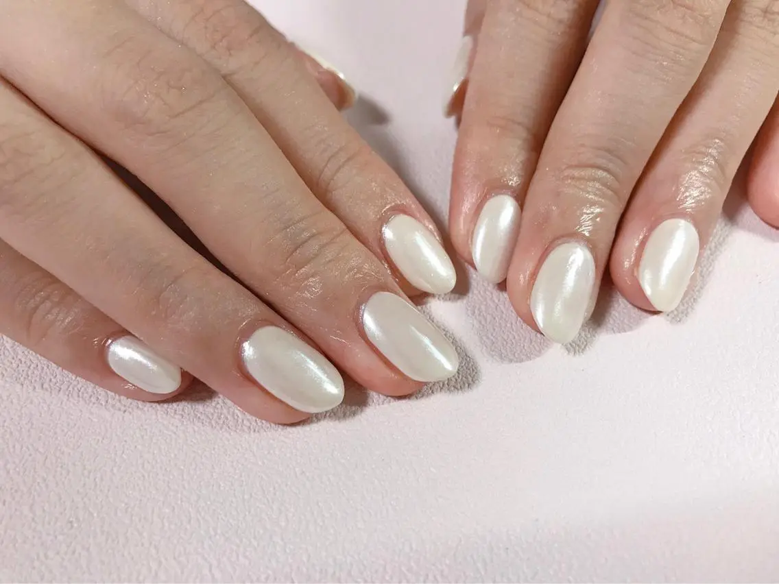 ネイル オーロラネイル ワンカラーネイル ホワイト ハンドネイル mogunail &blowのネイルデザイン