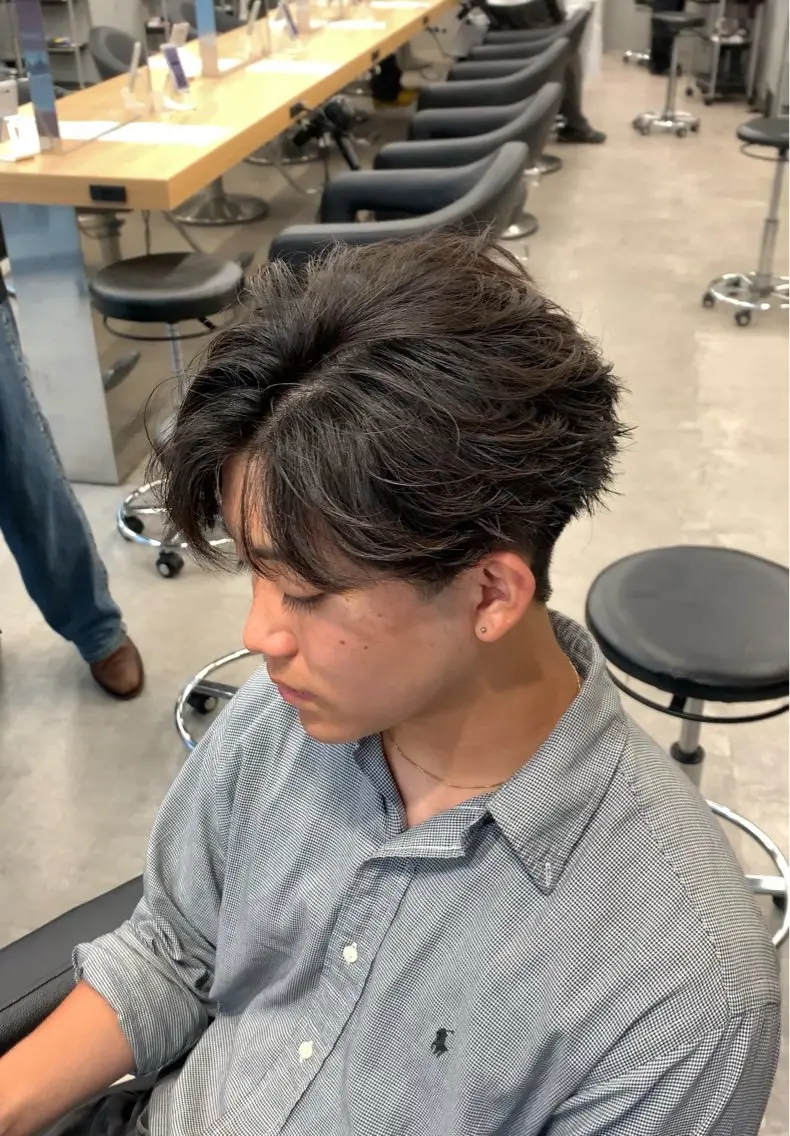 ミディアム パーマ ヘアアレンジ メンズ ミディアムパーマ メンズパーマ メンズツイストパーマ 波巻きパーマ ツイストパーマ カット トリートメント ヘッドスパ ヘアセット メンズフェザーパーマ 💫曲がる縮毛矯正のヘアスタイル