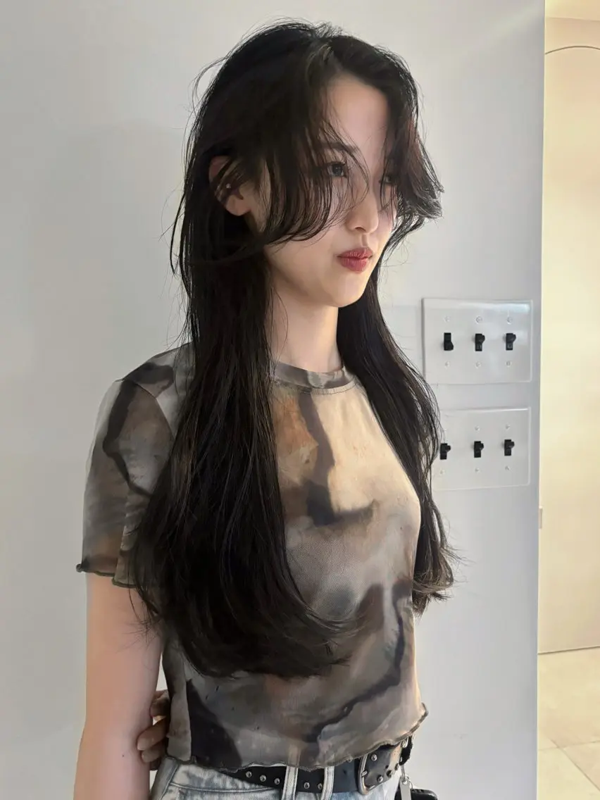 セミロング 顔周りカット かきあげバング 清田 かのんのヘアスタイル
