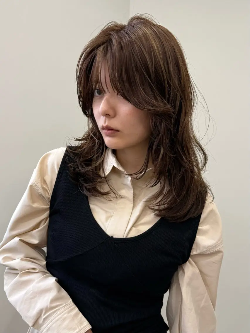 セミロング カラー ブラウンカラー オリーブブラウン レイヤーカット カット ヘアカラー トリートメント azumi/グレー ジュ/オリーブ/縮毛のヘアスタイル