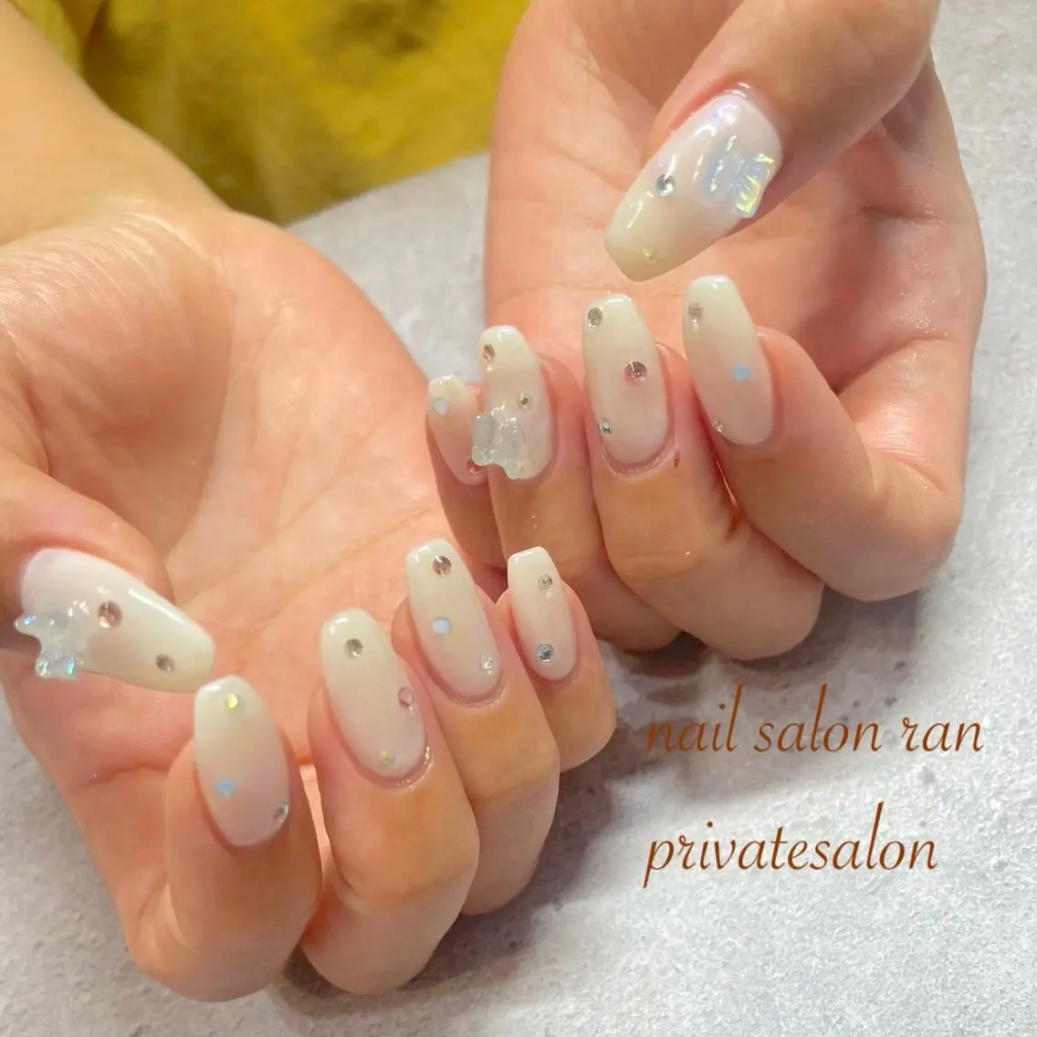 ネイル ストーンネイル ホワイト ハンドネイル ハンドケア nailsalon ranのネイルデザイン