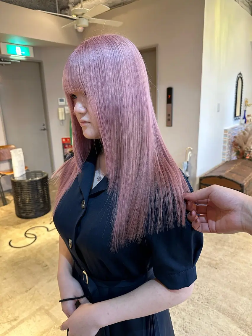 ロング カット ヘアカラー ミルクティーベージュ outaのヘアスタイル