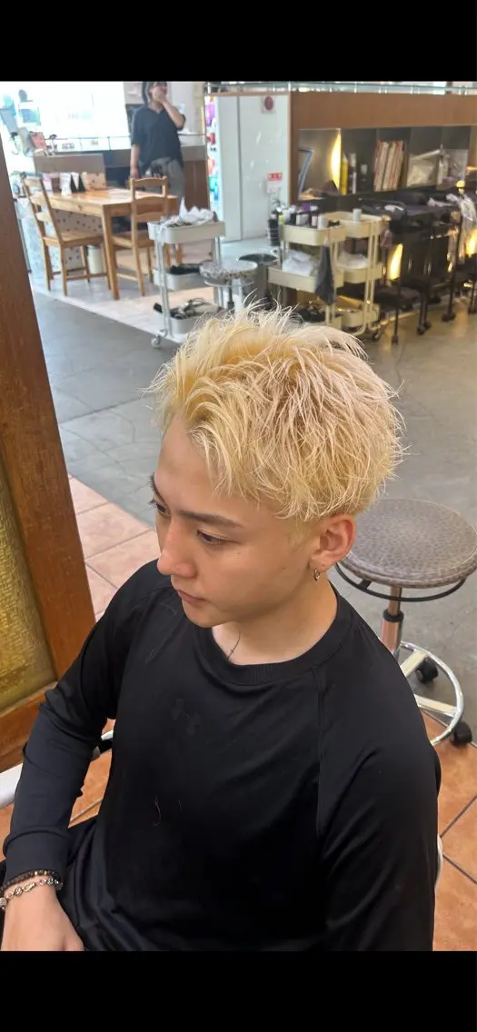 カラー メンズ メンズブリーチ スパイキーショート ブリーチ 抜きっぱなしブロンド TUM🔥フェード/ メンズパーマのヘアスタイル