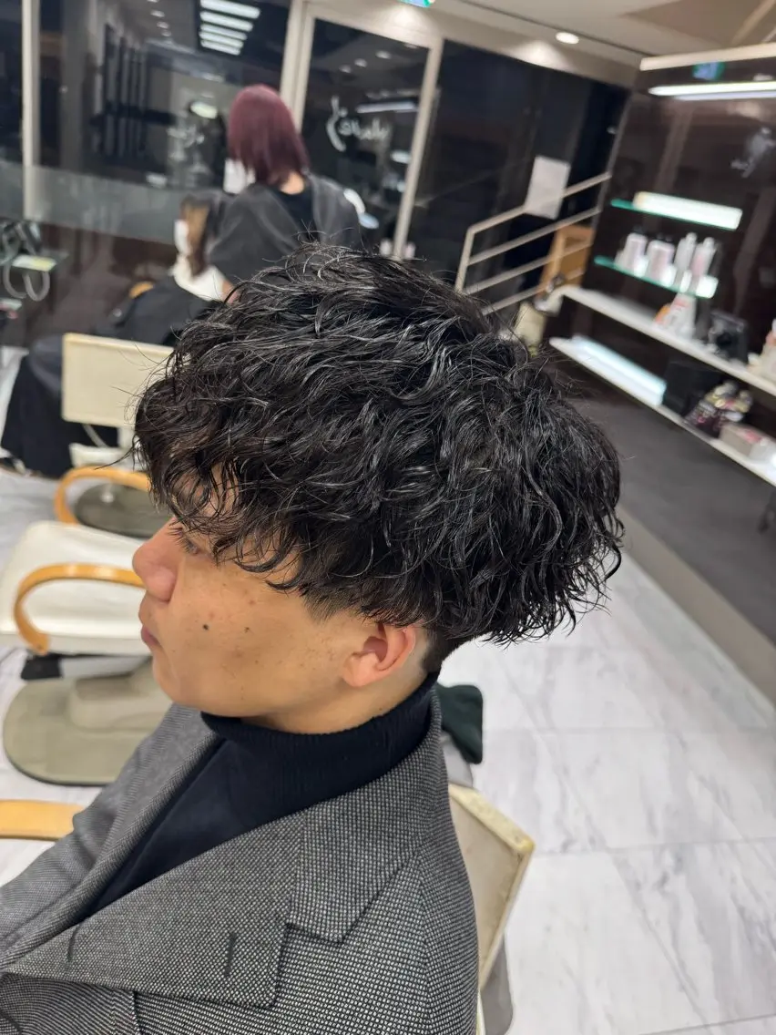 ショート パーマ ヘアアレンジ メンズ センターパート メンズパーマ メンズツイストパーマ ツイストスパイラルパーマ 波巻きパーマ カット パーマ トリートメント 目黒 碧人のヘアスタイル