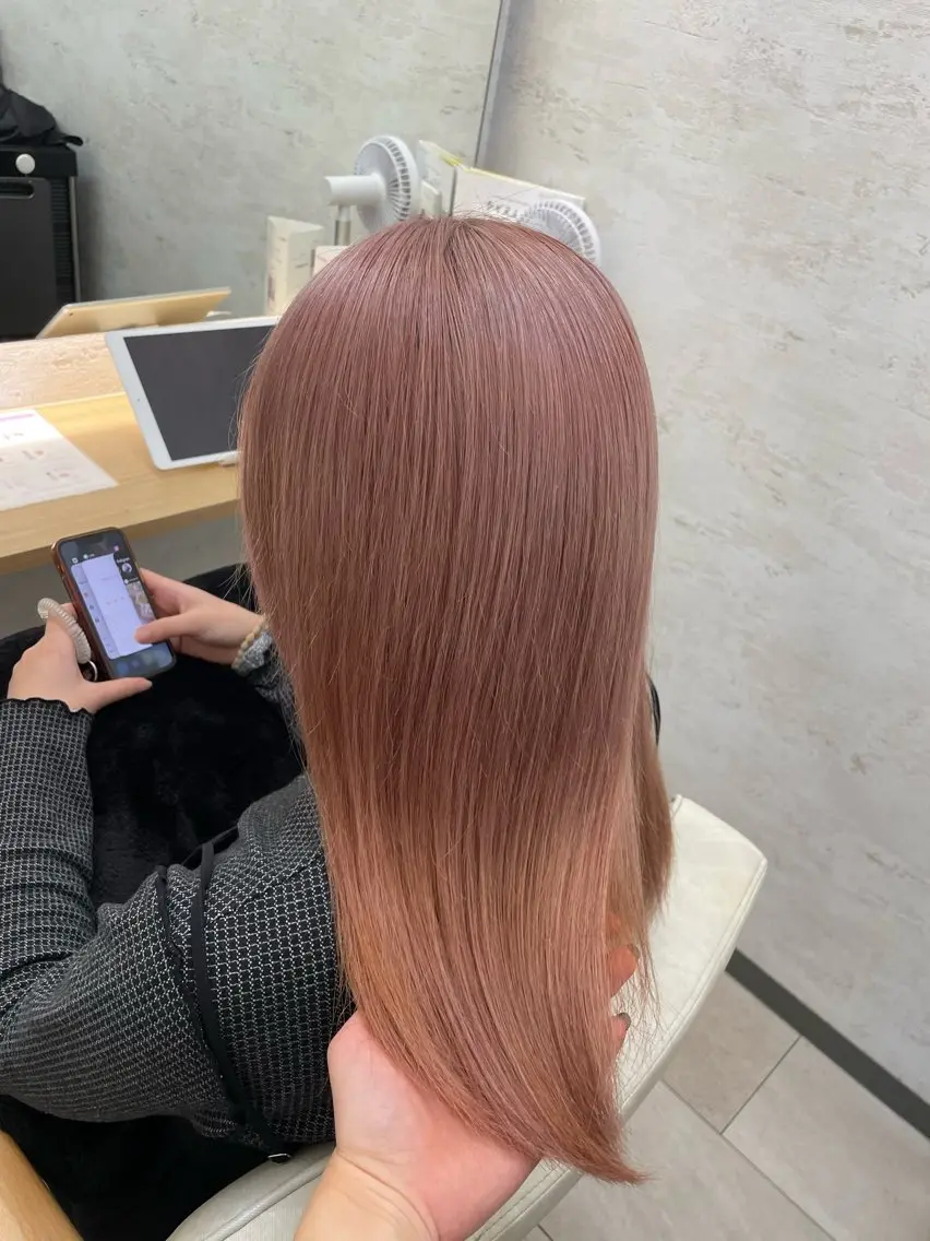 ロング カラー ベージュカラー ブリーチ ピンクカラー ピンクベージュ 高橋 芽衣のヘアスタイル