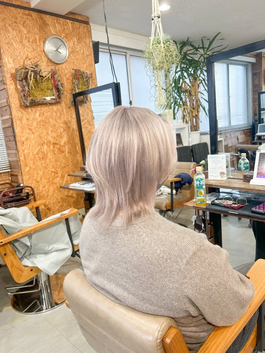 ミディアム カラー メンズ メンズブリーチ メンズウルフカット ベージュカラー ブリーチ ウルフカット かんばら りょーいのヘアスタイル