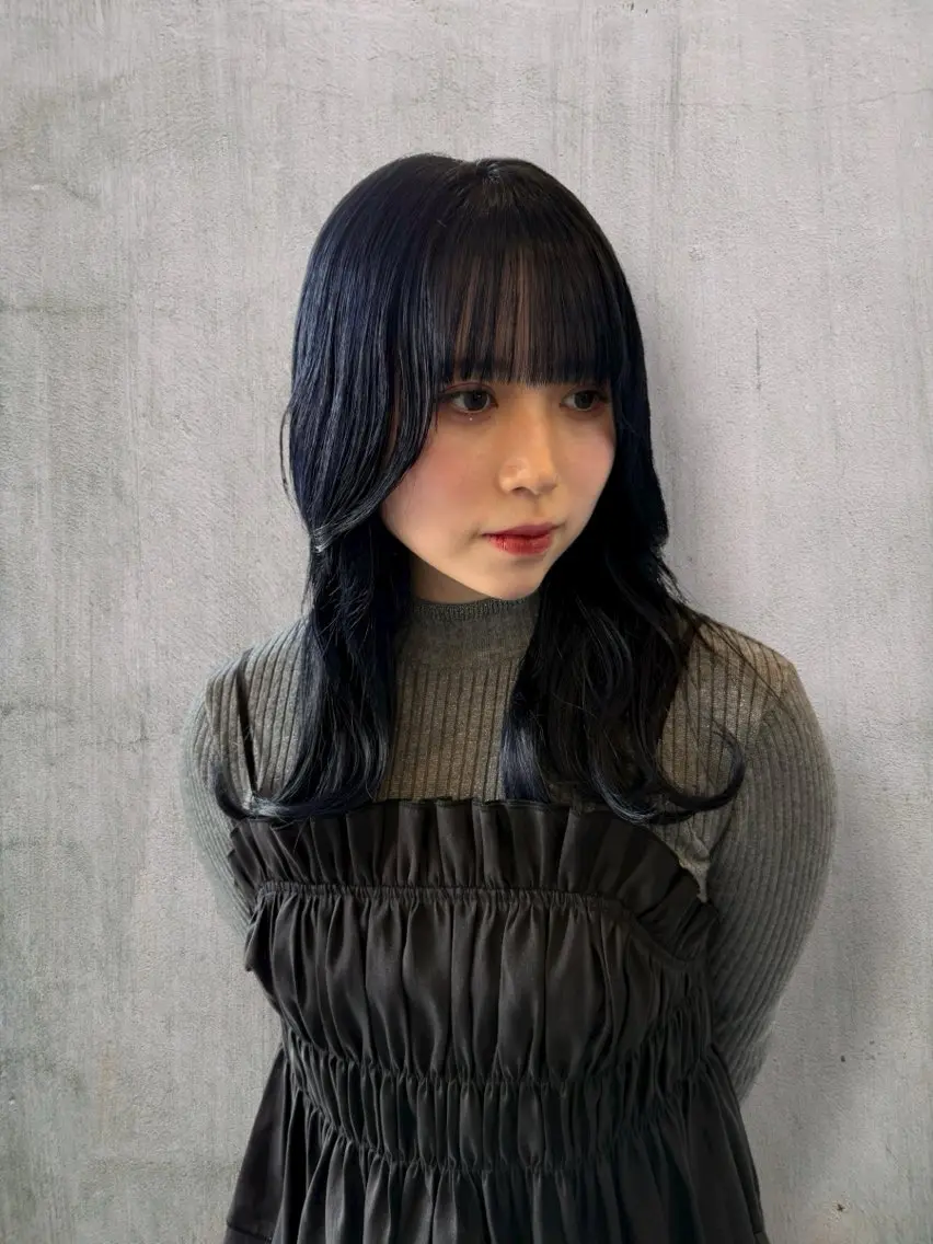 セミロング カラー 黒髪 ブルーカラー ブルーブラック レイヤーカット カット ヘアカラー トリートメント 松岡 結颯のヘアスタイル