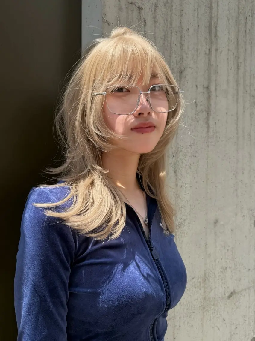 セミロング カラー ベージュカラー ブリーチ ケアブリーチ デザインカラー ダブルカラー ヘアカラー トリートメント TATSUハイトーン ミルクティーベージュのヘアスタイル