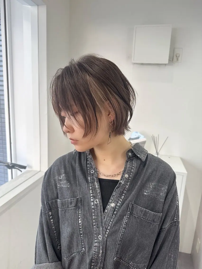 ショート カラー ボブレイヤー インナーカラー ボブ レイヤーカット ショートのための 曲がる縮毛矯正のヘアスタイル