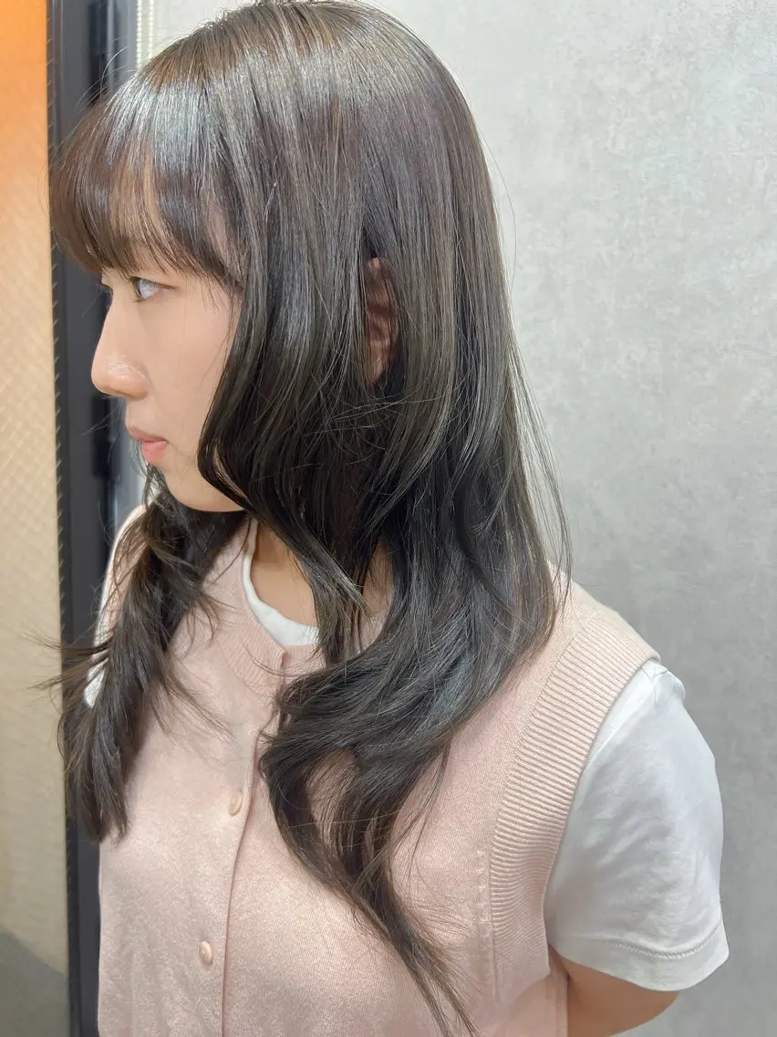 セミロング カラー 透明感カラー グレージュ オリーブグレージュ オリーブグレー レイヤーカット ヘアカラー YUI ハイトーンカラーのヘアスタイル