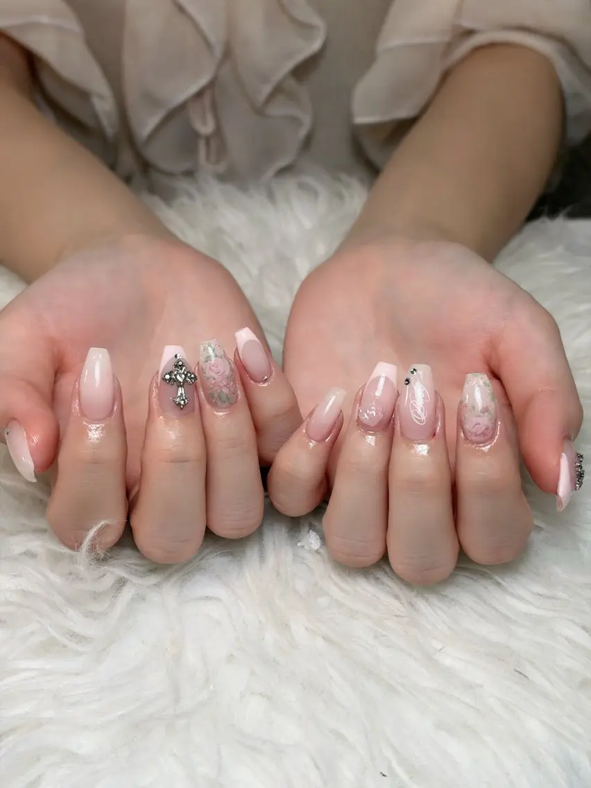 ネイル チークネイル ドット フレンチネイル グラデーション ハート ハンドネイル Julli NailStudioのネイルデザイン