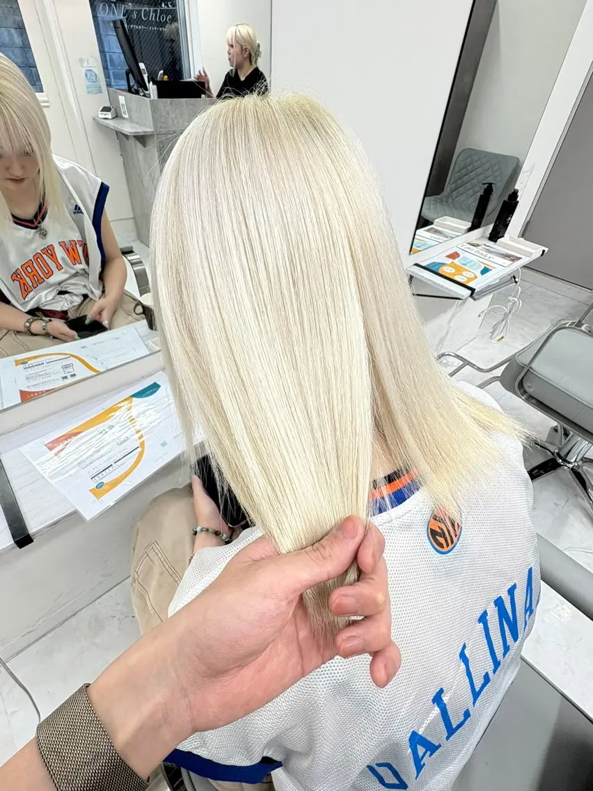 ミディアム カラー アッシュ アッシュグレー ベージュカラー ブリーチ ブロンド ヘアカラー トリートメント 【きらめき屋さん🎀 ハイトーン大和🎀】のヘアスタイル