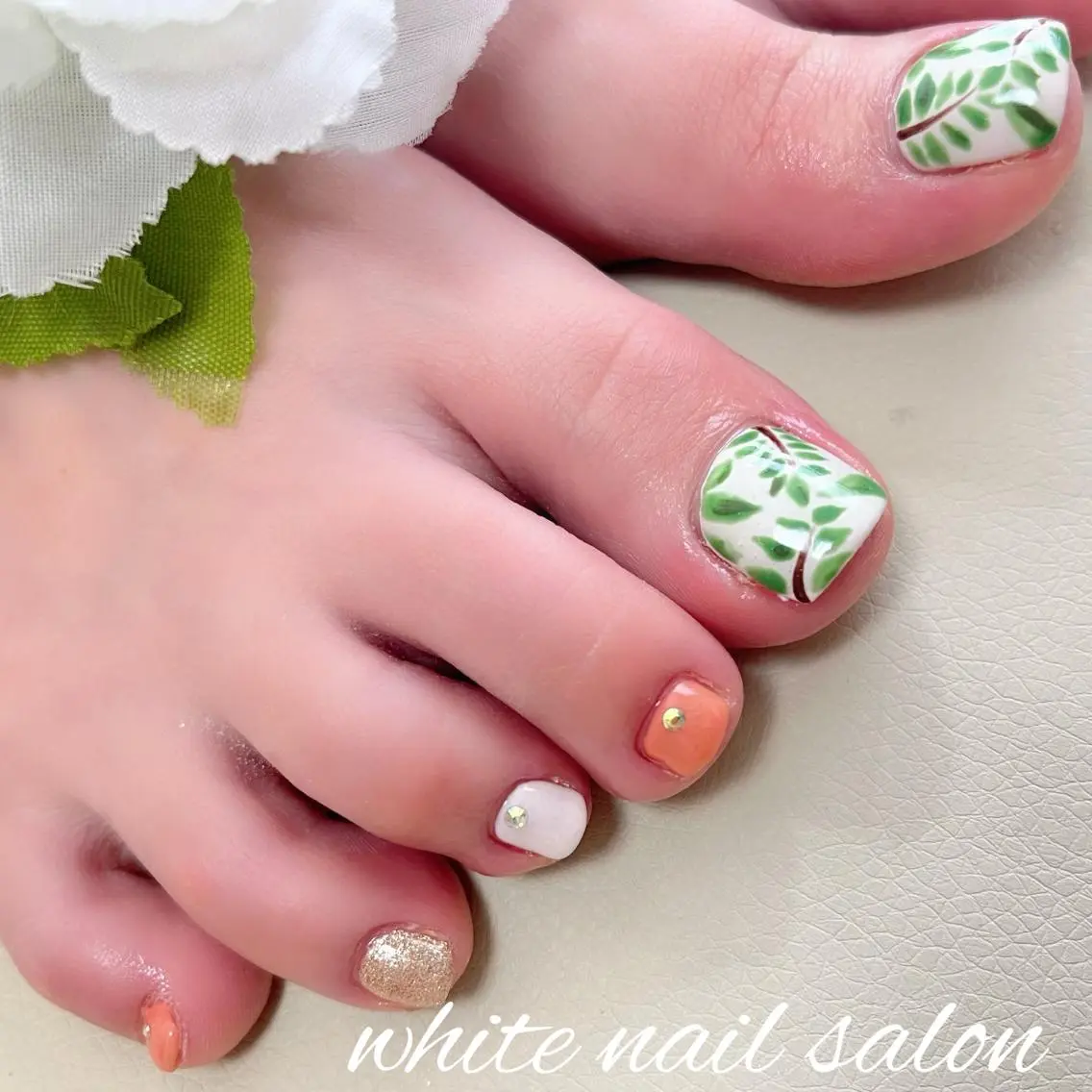 ネイル フットネイル ジェルネイル ハードジェル ラメ(グリッター) 持ち込み フットネイル white nail salonのネイルデザイン