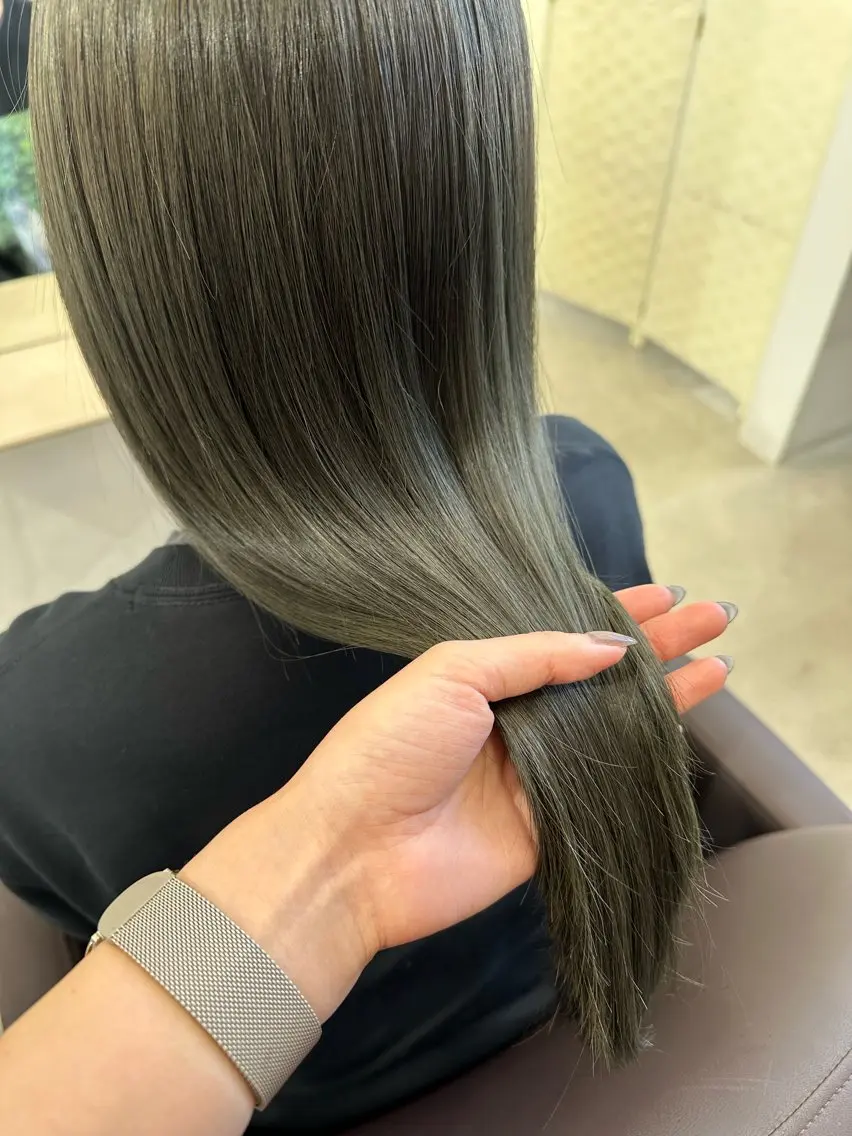 ロング カラー グレージュ オリーブグレージュ オリーブグレー カット ヘアカラー トリートメント 茂木 理紗のヘアスタイル