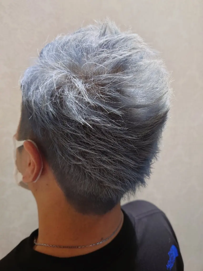 メンズ ショート カラー メンズブリーチ ブリーチ ブルーカラー シルバー earth平塚店 間瀬亜紗里のヘアスタイル